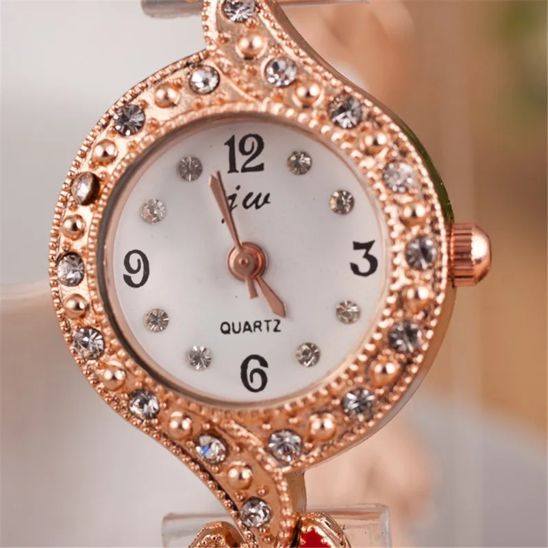 1pcs Fashion Versatile Watch for Women Watch 2024 Fashion Versatile Women's Love Watch Band Rhinestone Set Diamond British