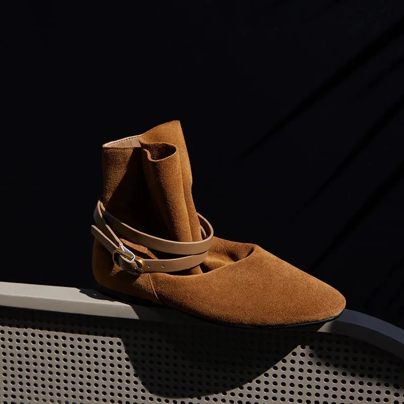 

Urban Nomadic Style 2025 New Style Washed Cow Suede Versatile Round Toe Flat Sleeve Belt Buckle Casual Short Boots for Women