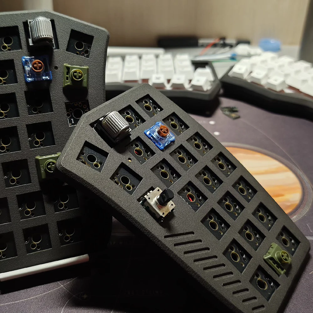 

Alpha Ursae Majoris Keyboard Wireless ZMK Ergo Mechanical Split Keyboard 46 Key Two Rollers Hotswappable Low profile Kit