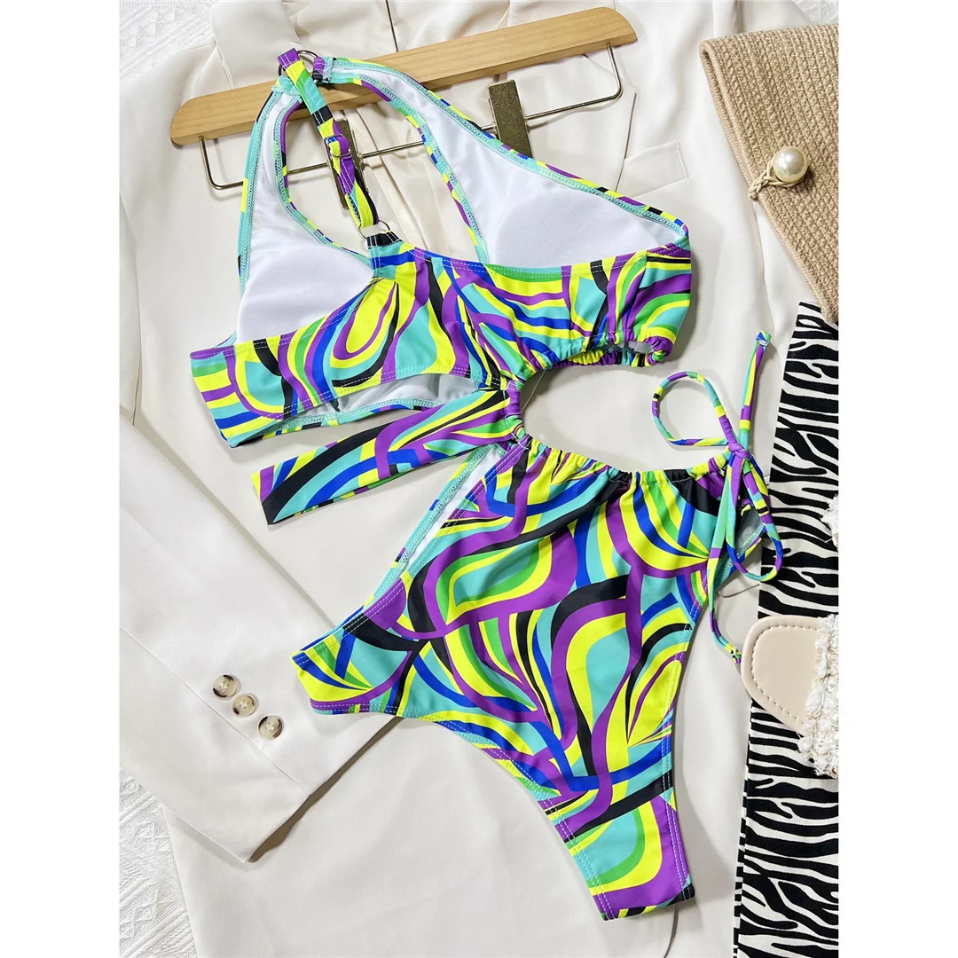 Asymmetrischer, bedruckter, ausgeschnittener, einteiliger Badeanzug mit einem Schulterträger für Damen, Badebekleidung, Monokini, gepolsterter Badeanzug, Badeanzug, Modell V4276. – Detail 9