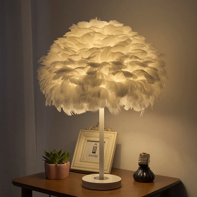 Salon créatif personnalité moderne célébrité d'internet ins fille chaud romantique chambre chevet plume lampe de bureau décorative