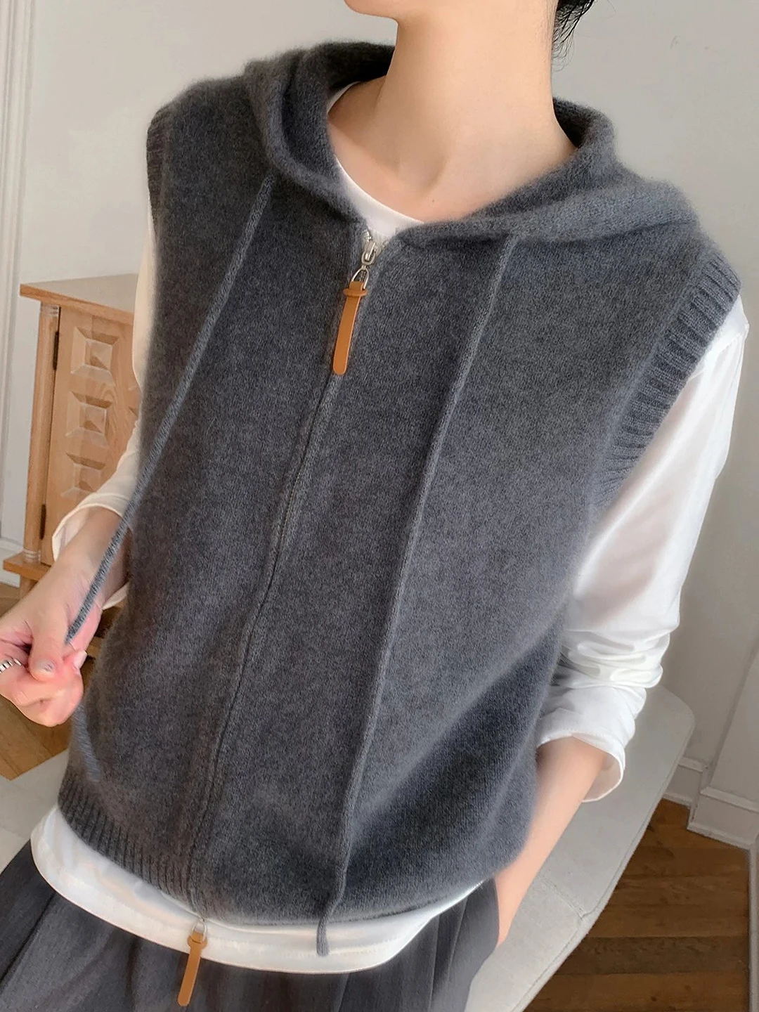 Fashionable Lightweight Knitted Sweater Vest Women's Style 2026 New Arrival Korean Style Summer Top Hat Design Polyester Blend