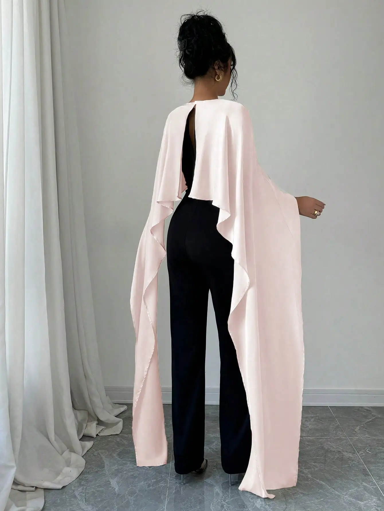 Bella mantello finto in due pezzi alla moda, tessuto attillato impiombato ​ ​ Salto da donna autunno e inverno con collo rotondo e spacco in colore a contrasto