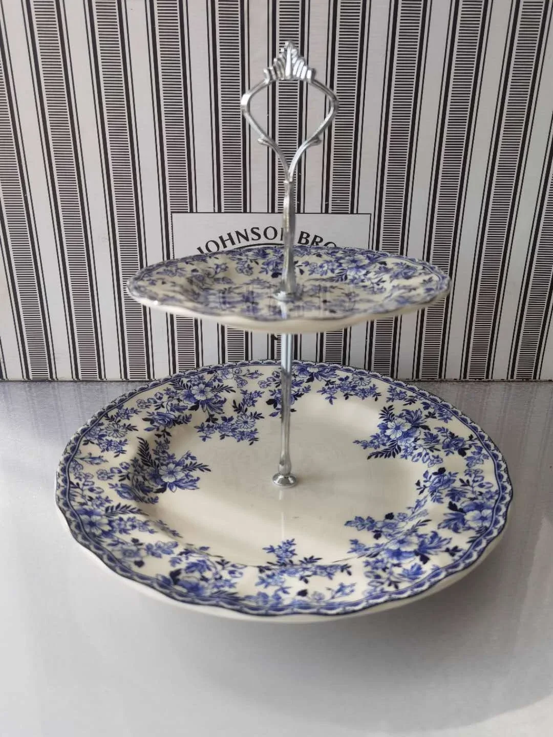 Classic British and German blue and white series 10-inch steak plate with ceramic plate classic on the dining table. plates