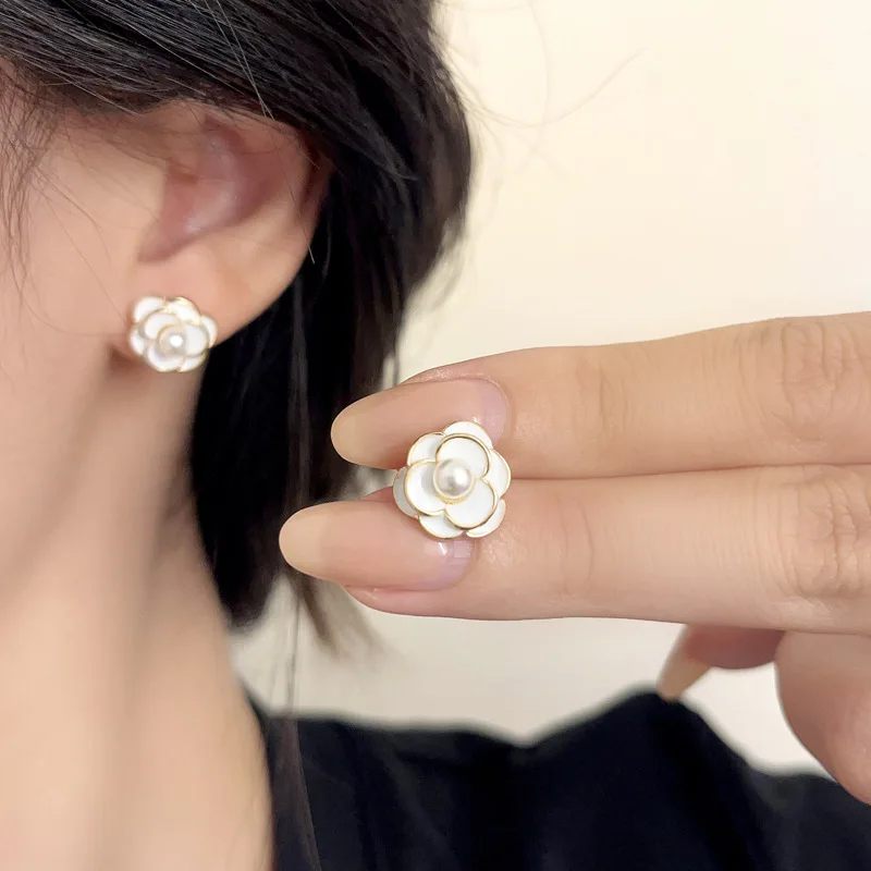 Französische Vintage Emaille Kamelie Clip-On Ohrringe für Damen Klassische Schwarz-Weiße Luxus Perlenohrringe Großhandel – Detail 2