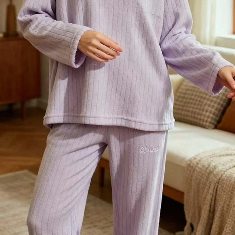 طقم بيجامة نسائي من الصوف المرجاني لخريف وشتاء 2026 طقم ملابس نوم سميك ودافئ مكون من قطعتين طقم مريح وعصري للفتيات #4