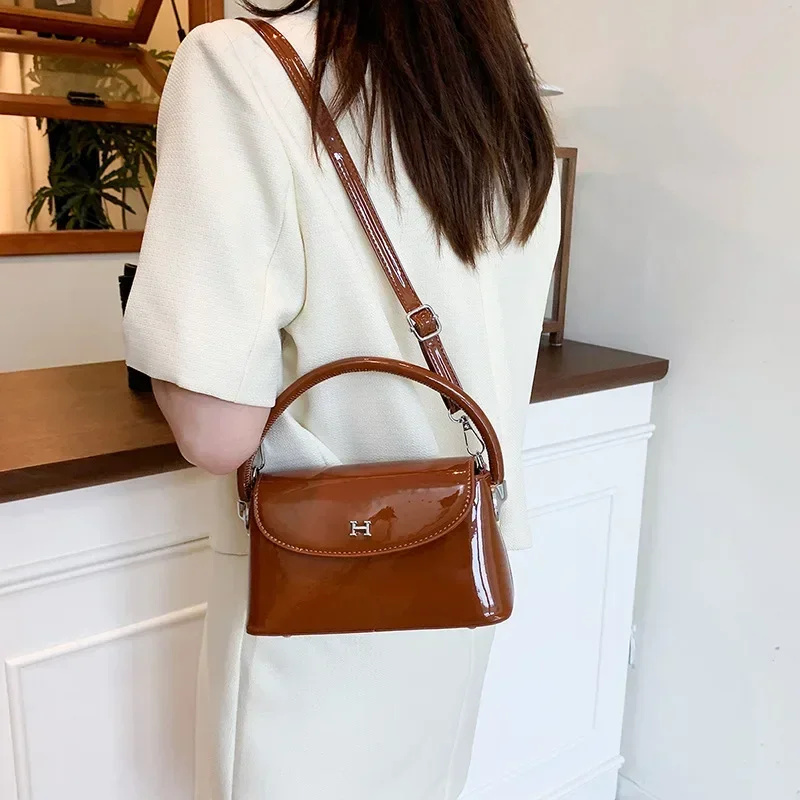 

2025 Новая модная сумка-мессенджер в стиле ретро, корейская версия, модная маленькая квадратная сумка, стильная повседневная нишевая сумка