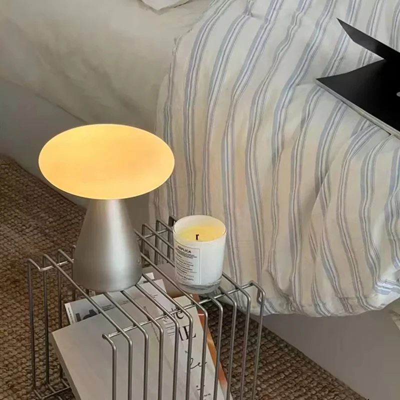 Nordic Creative Aluminum Glass Mushroom LED Decor Desk Lamp Fashion High end Study Room Bedroom Lighting Fixtures