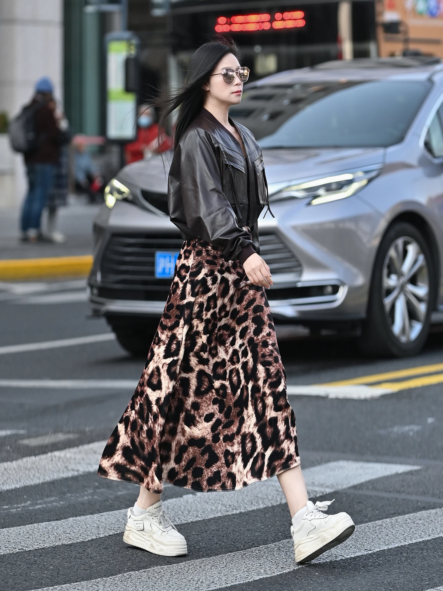 

Зимняя коллекция 2025: Теплая женская юбка миди А-силуэта из вельвета с леопардовым принтом, на флисовой подкладке, с эластичным поясом, для повседневной носки и офиса