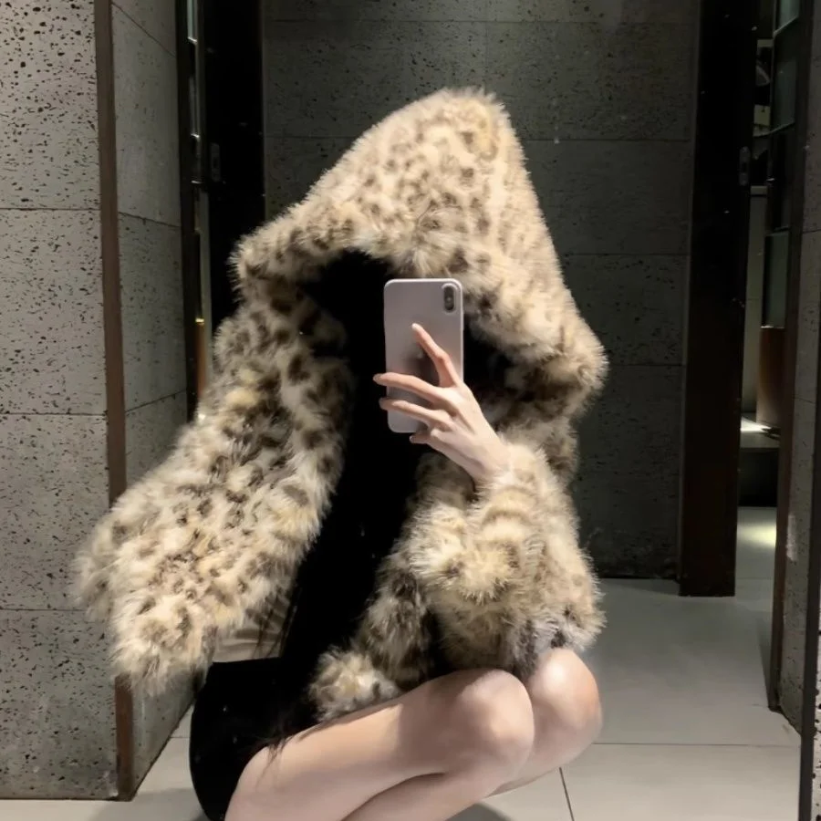 Abrigo corto con capucha de piel de zorro con estampado de leopardo para mujer, chaqueta holgada cálida y acogedora de piel sintética para otoño e invierno