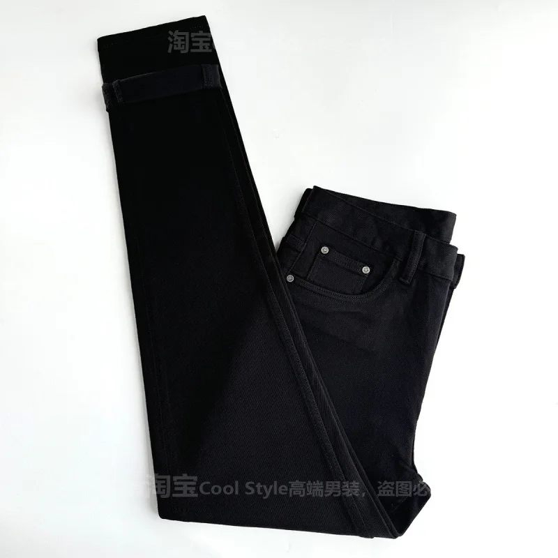

Высококачественный модный бренд с толстыми бархатные черные джинсы, мужские эластичные облегающие брюки, маленькие ноги, зимнее тепло, легкие роскошные брюки.