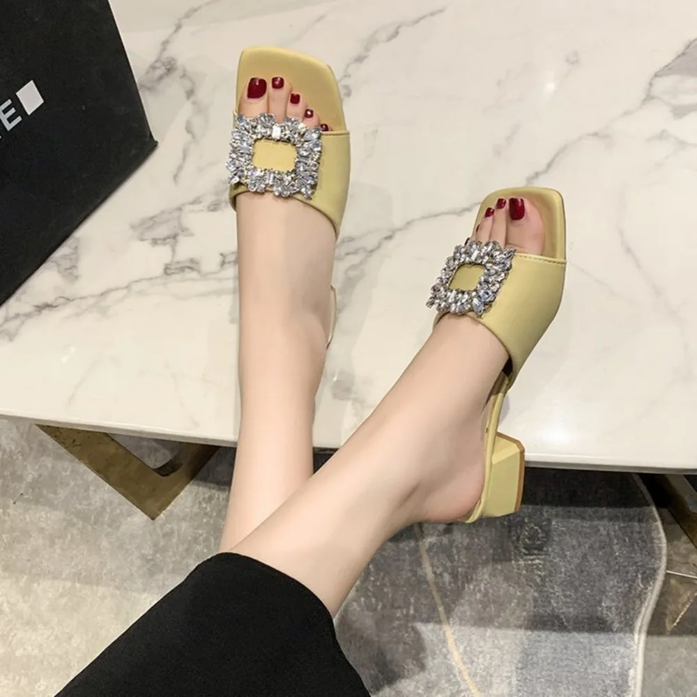 New Slippers Women\'s Summer Outwear Square Head One Line Drag Diamond Square Buckle Middle Heel Slippers Designer Sandals