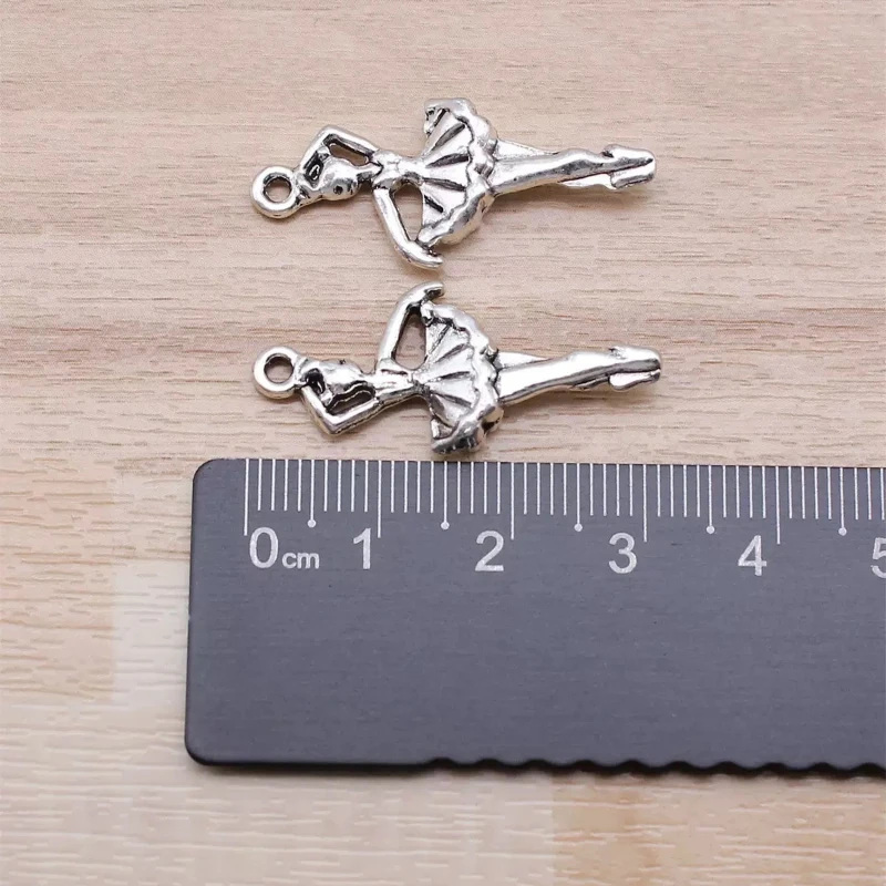 110 Stück antiksilberfarbene Ballett-Mädchen-Anhänger, 31 x 14 mm, für Halsketten, Ohrringe, Schmuckherstellung – Detail 3