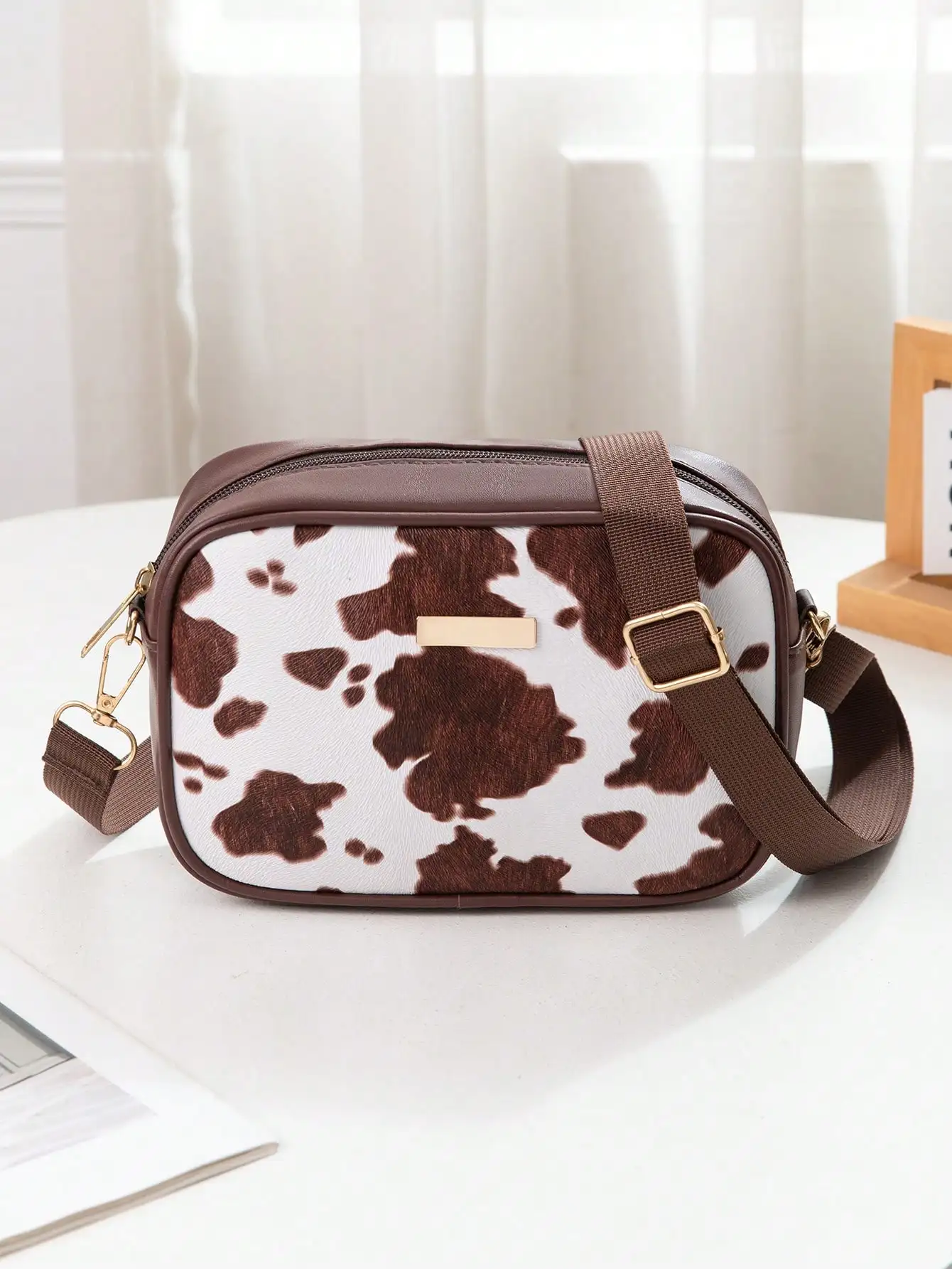 

Сумка через плечо из искусственной кожи с коровьим принтом и регулируемым ремнем