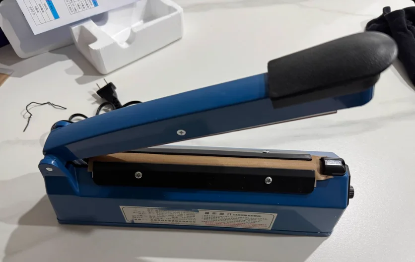 

Manual Handheld Bag Sealer - Plastic Bag Sealing Machine for Home & Commercial Use​