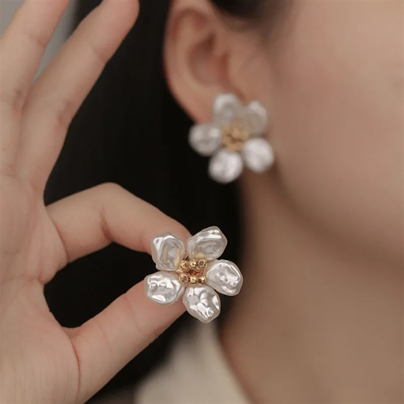 Big Exaggerated White Color Flower Stud Earrings Niche for Women Girl Imitation Pearl  Korea Wedding Romantic Jewelry Gifts