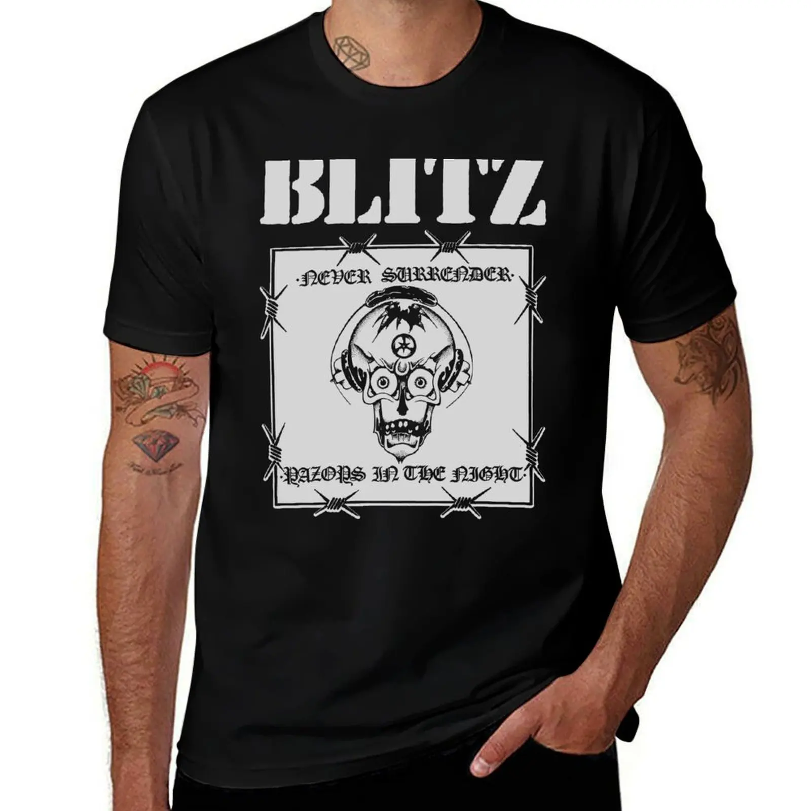 Blitz - Razors in the Night - Never Surrender - Punk UK Skinhead T-Shirt Lightweight Sport Basic T-Shirt