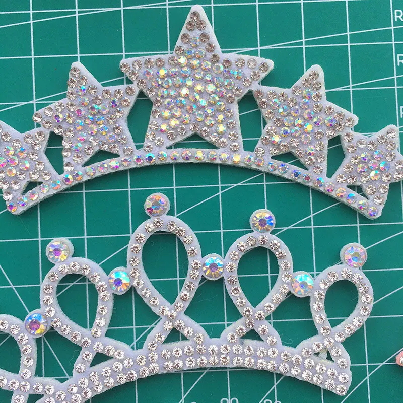 10 Stück Heißfix-Strassstein-Applikationen aus Vliesstoff in Form einer Krone für DIY-Kleidung, Schuh- und Hutdekoration. – Detail 2