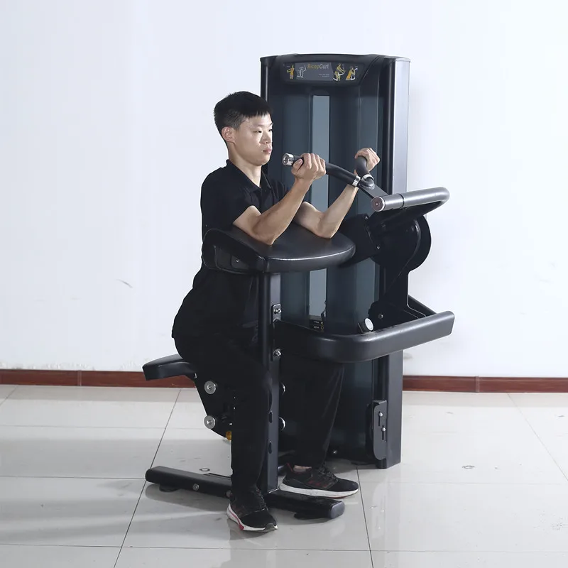 เครื่องออกกำลังกายแบบนั่งสำหรับบริหารกล้ามเนื้อไบเซ็ปส์ในยิมเชิงพาณิชย์