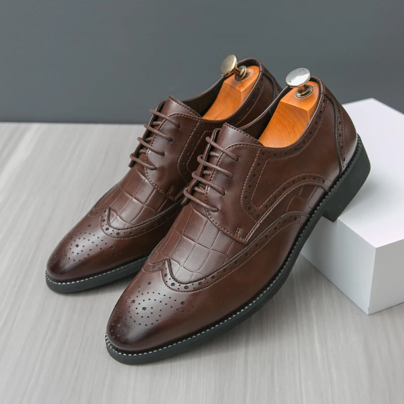 Spring New Men's Comfortable Blok Carved Business Dress Leather Shoes Fashion Brand Men's Pointed Lace Up Casual Oxford Shoes