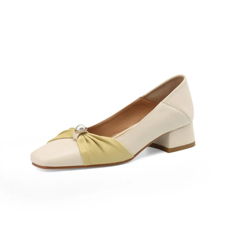 

Женские туфли на высоком каблуке. Толстый каблук. Квадратные носки. Модный тренд. Легкие, смешанные цвета. Складки, простые и элегантные.