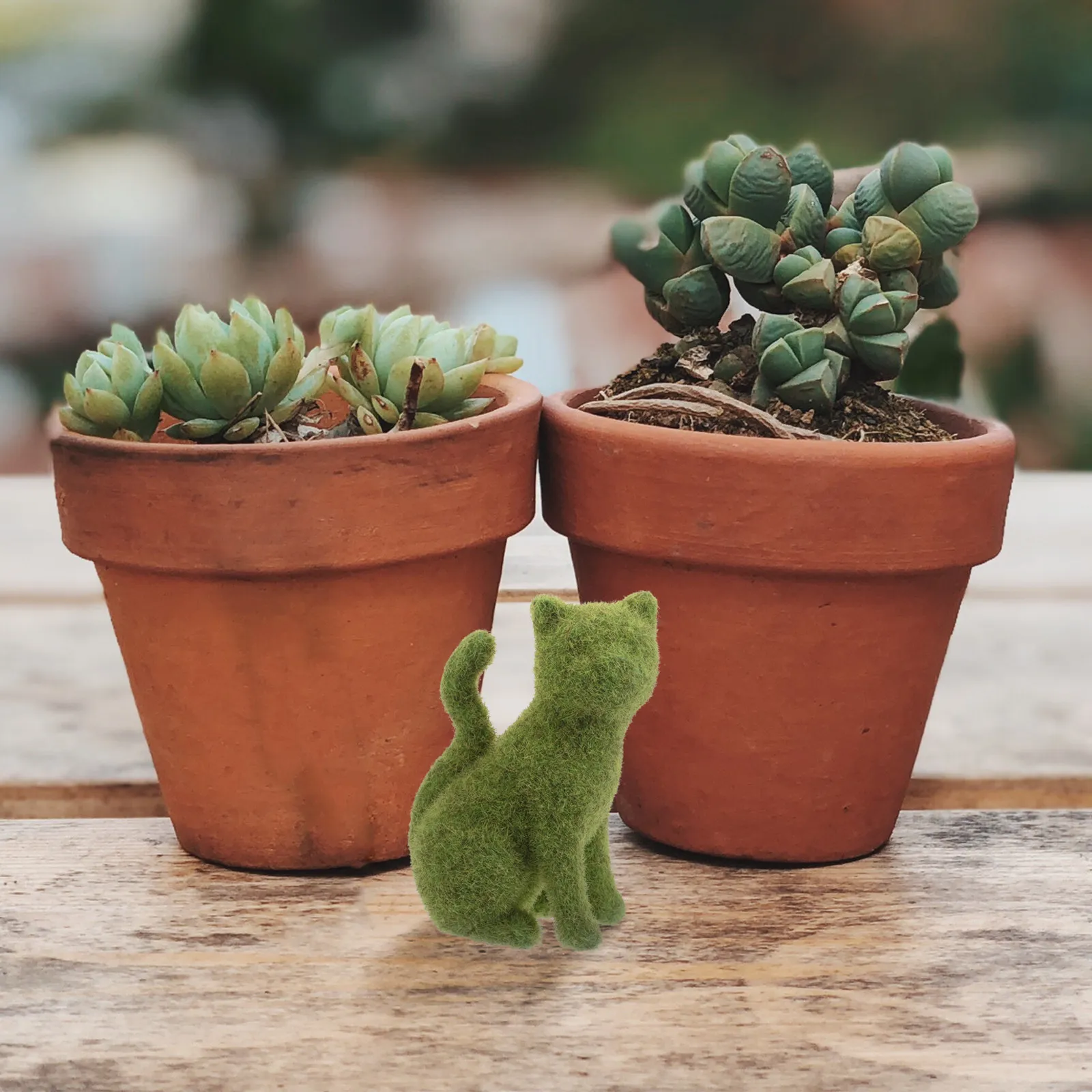 

Зеленая флокированная статуэтка кошки для улицы: реалистичная скульптура животного в европейском стиле для украшения сада, двора, балкона, газона