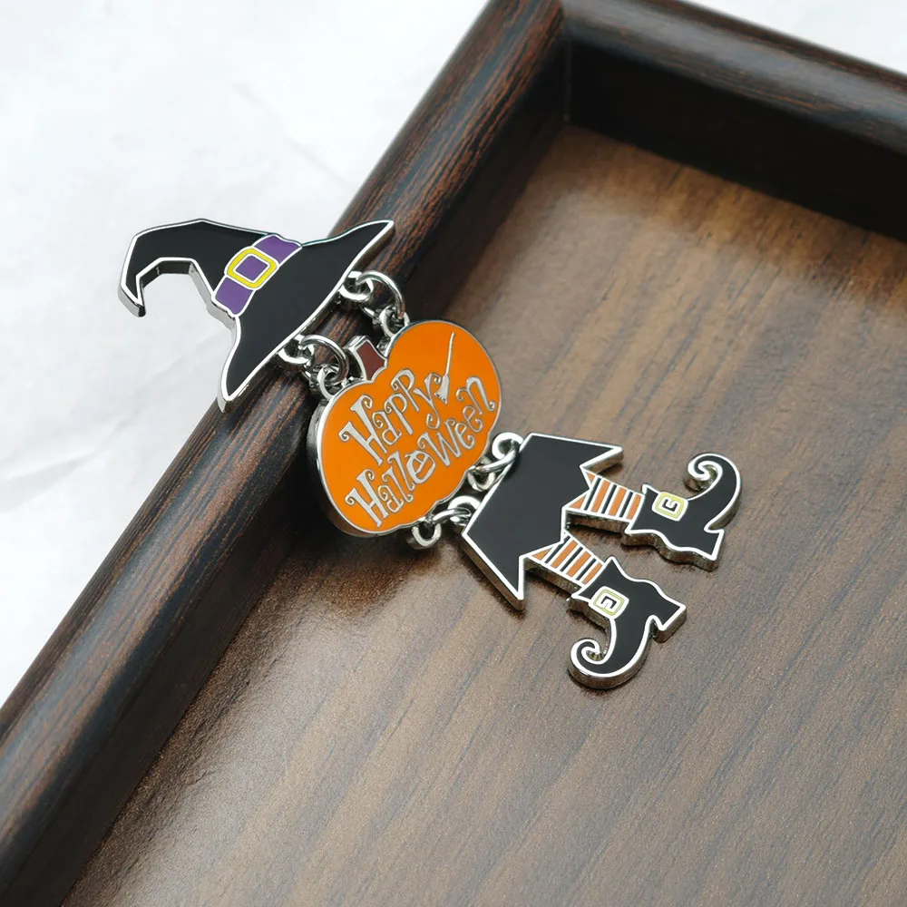 Happy Halloween Metall-Emaille-Anstecknadel mit hängendem Hexenhut, Brosche mit Kettenverbindung, Kürbis-Abzeichen, bewegliche Beine, Reversnadeln, Festivalgeschenk – Detail 10