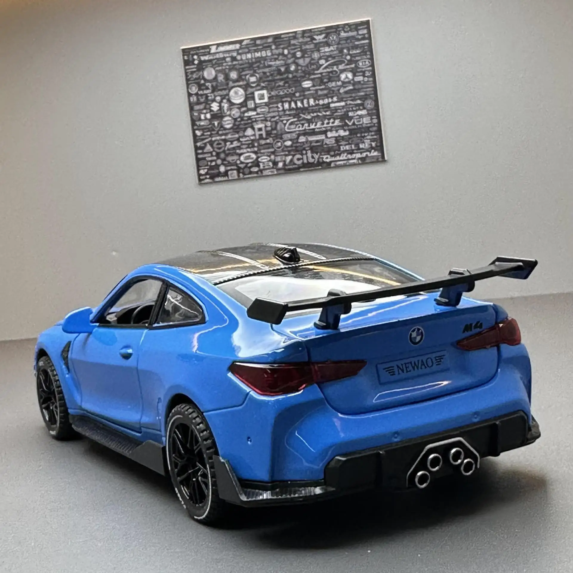 Coche deportivo de aleación BMW M4 Coupe, vehículo de juguete de Metal fundido a presión, modelo de coche de juguete, simulación de luz de sonido,