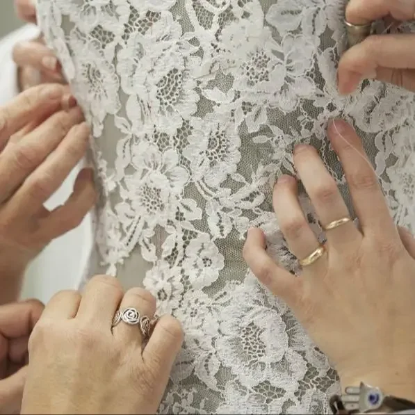 فستان زفاف عصري أنيق من الساتان والدانتيل مع ذيل قابل للانفصال ورقبة على شكل حرف V فستان زفاف طويل حورية البحر فيستدو دي نوفيا