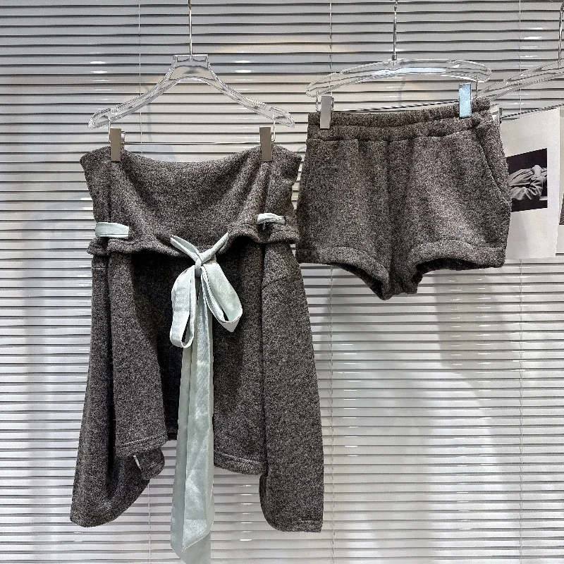 

Осень 2023, новинка Spicy Girl, вязаный свитер с открытыми плечами и нишевым дизайном на шнуровке + вязаные шорты, комплект из двух предметов для женщин