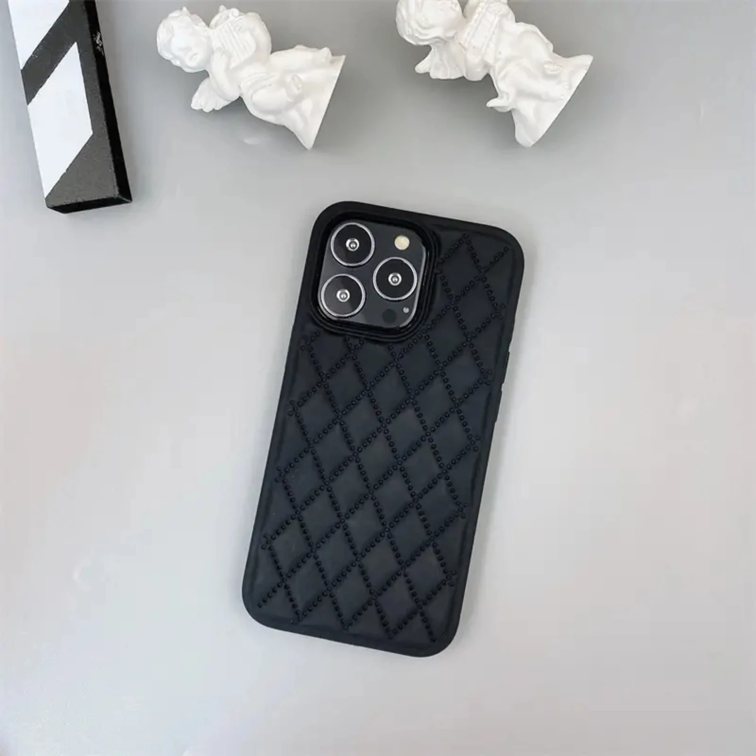 

Stylish and Protective Slim Fit Black Rhombus Patterned Case for IPhone 7/8/X/11/12/13/14 Series - Keep Your Phone Safe and Fash