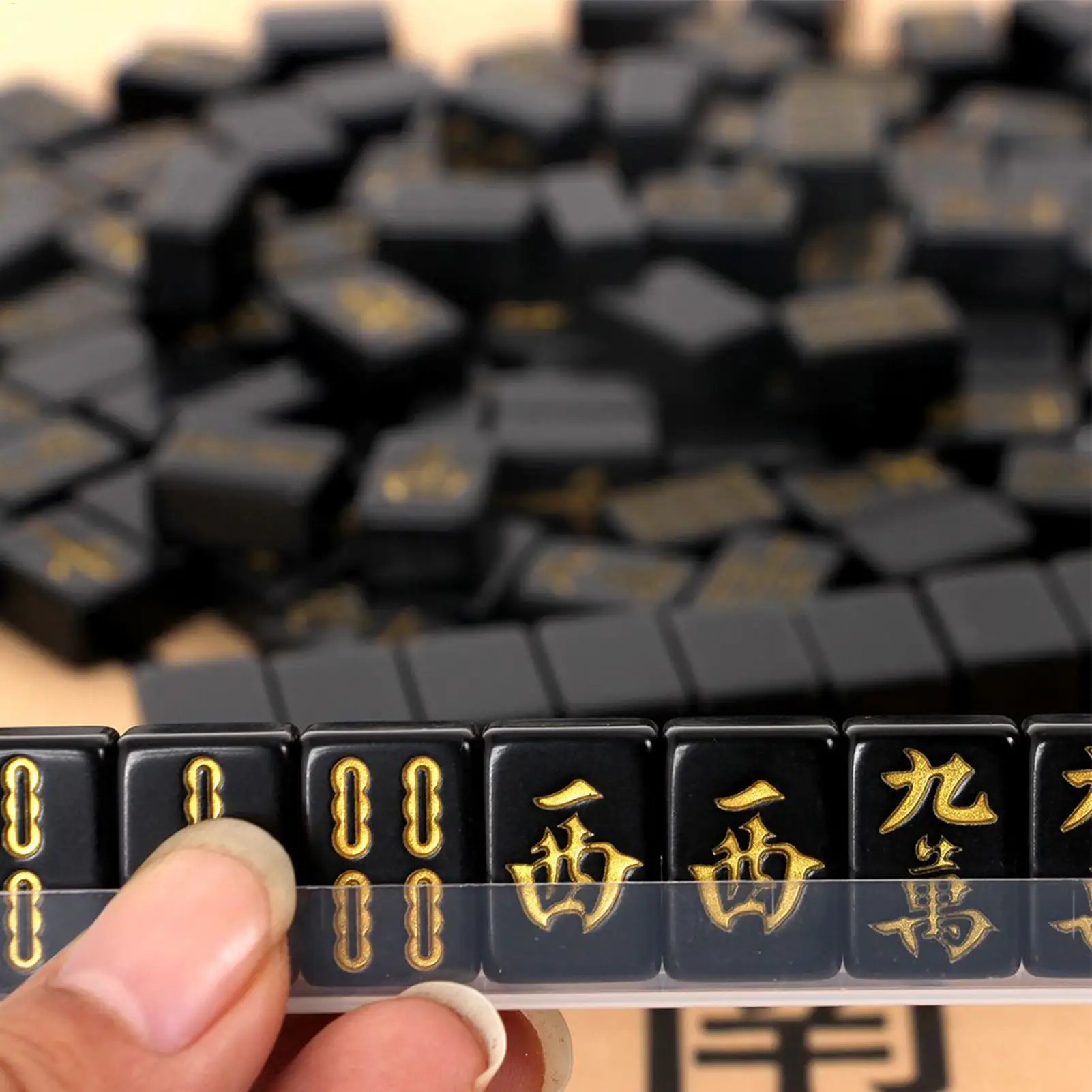 

Набор для игры в маджонг из 144 фишек, портативный, полный комплект, с 2 игральными костями и 4 держателями, для взрослых начинающих игроков, для дома, путешествий, вечеринок, праздников