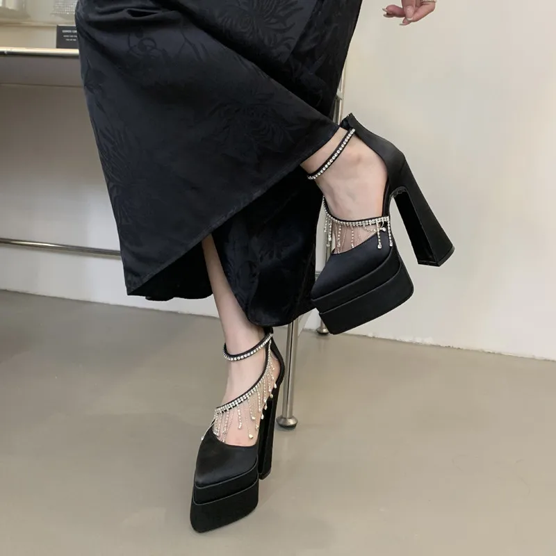 

Роскошные атласные женские туфли-лодочки со стразами и кисточками, элегантные туфли на платформе с острым носком на очень высоком каблуке, подиумный стиль, вечерние туфли для выпускного вечера