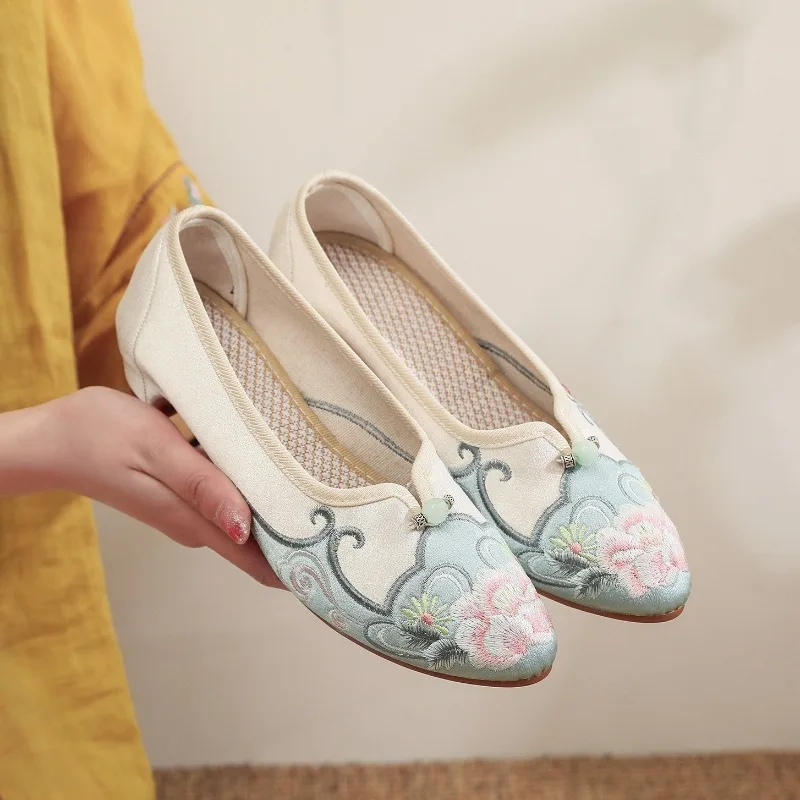 2026 Women's Green Lotus Embroidery Chinese Style Low Heel Shoes Retro Beijing Cloth Shoes Qipao Dance Footwear Q-837