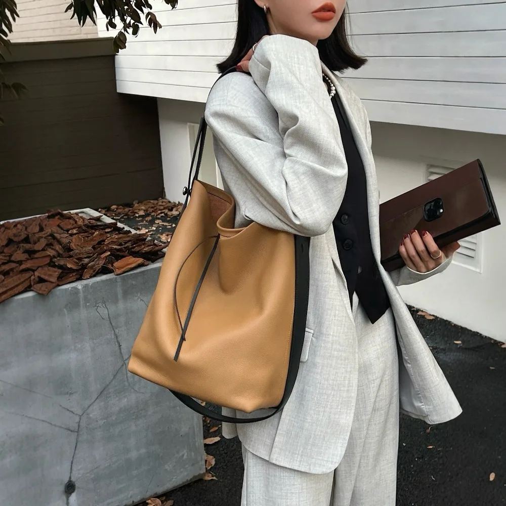2026 New Bucket Bag Women's Simple and Versatile Commuter Shoulder Messenger Exquisite Texture Unique Premium High Sense
