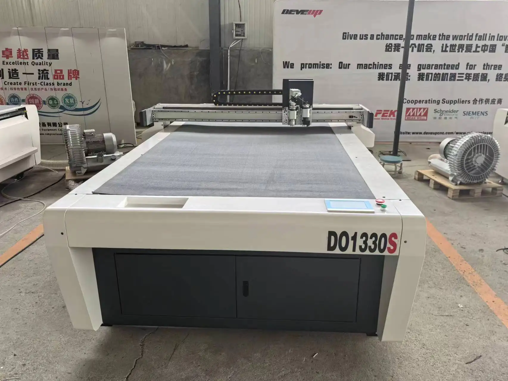 CNC Cardboard Carton Cutting Machine Kraft Paper Bag Honeycomb Oscillating Knife Cutting Machine