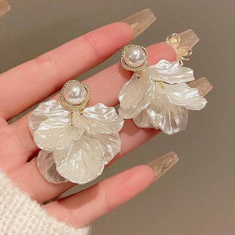 Fashion Petal Flower Dangle Earrings for Women White Acrylic Imitation Pearl Rhombus Drop Earrings Party Statement Jewelry Gift