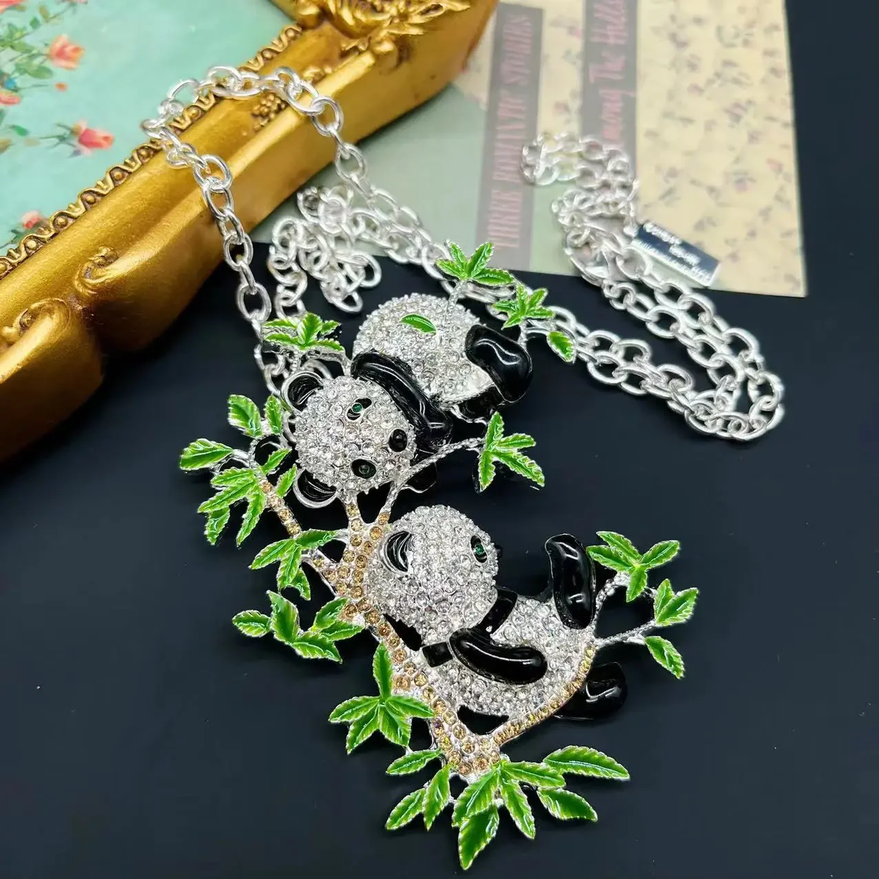 تشينغداو-خمر المينا الملونة زخرفة الباندا ، تناول الخيزران ، لطيف حجر الراين قلادة وأقراط جناح ، تشونغجو