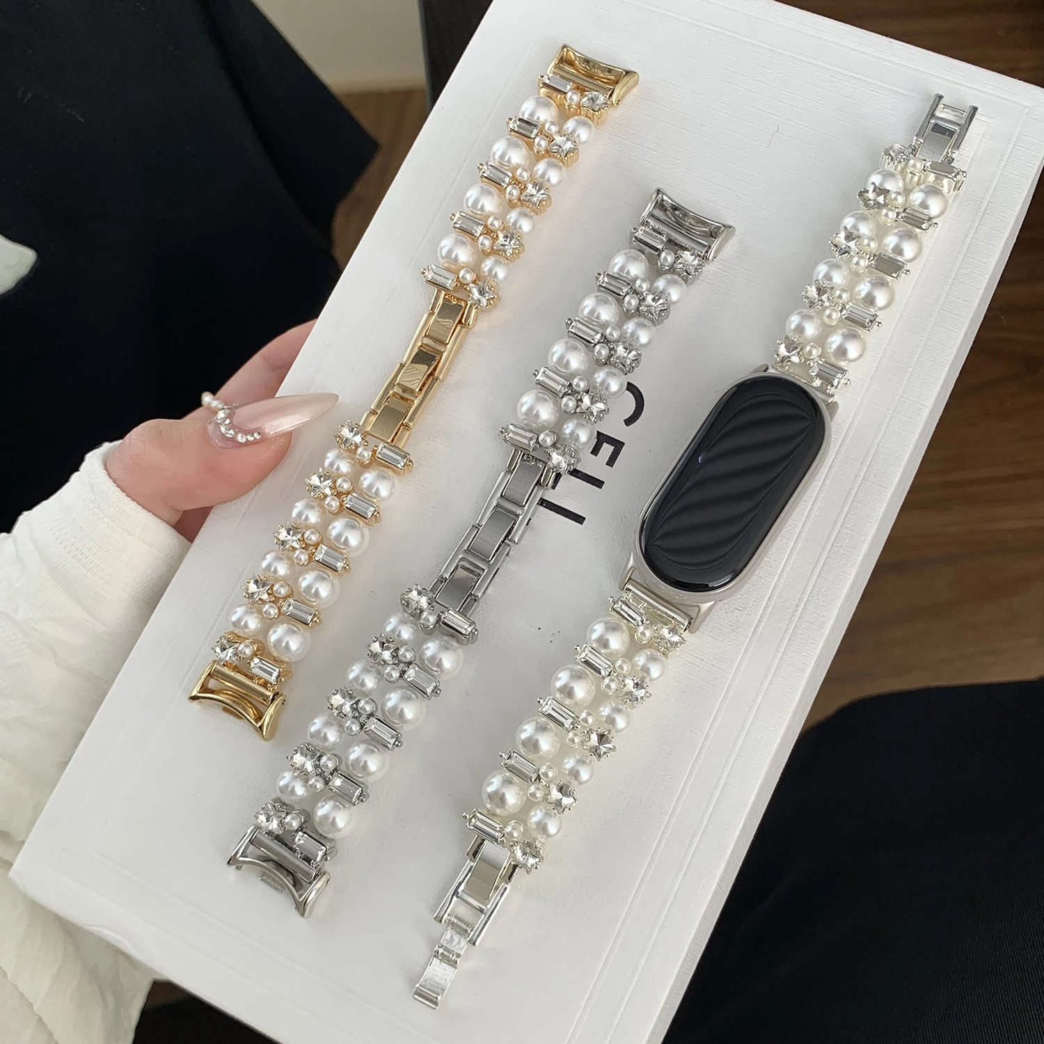 pulseira-de-luxo-leve-com-diamantes-e-perolas-para-xiaomi-band-10-8-9-pro-e-redmi-watch-4-5-6-pulseira-premium-universal-18-20-22mm