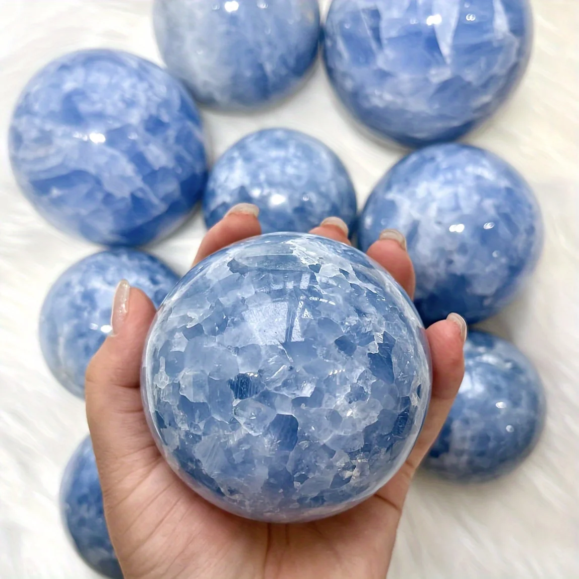 

Этот натуральный хрустальный шар из лазурита подходит для украшения дома и офиса. Можно использовать как настольный дисплей.