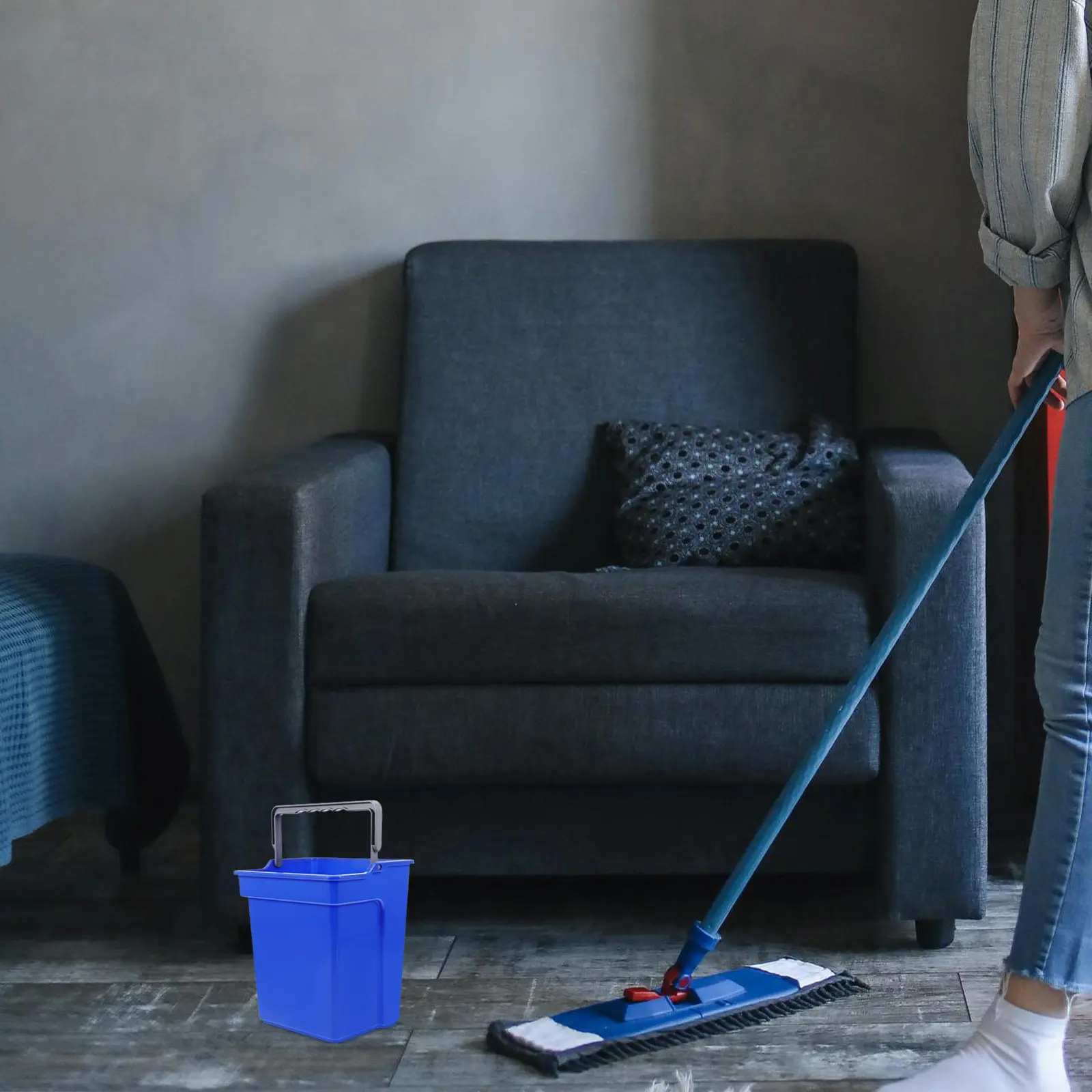 

Large Capacity 4L Cleaning Bucket Heavy Duty Plastic Water Bucket with Handle for Household Commercial Cleaning Tasks