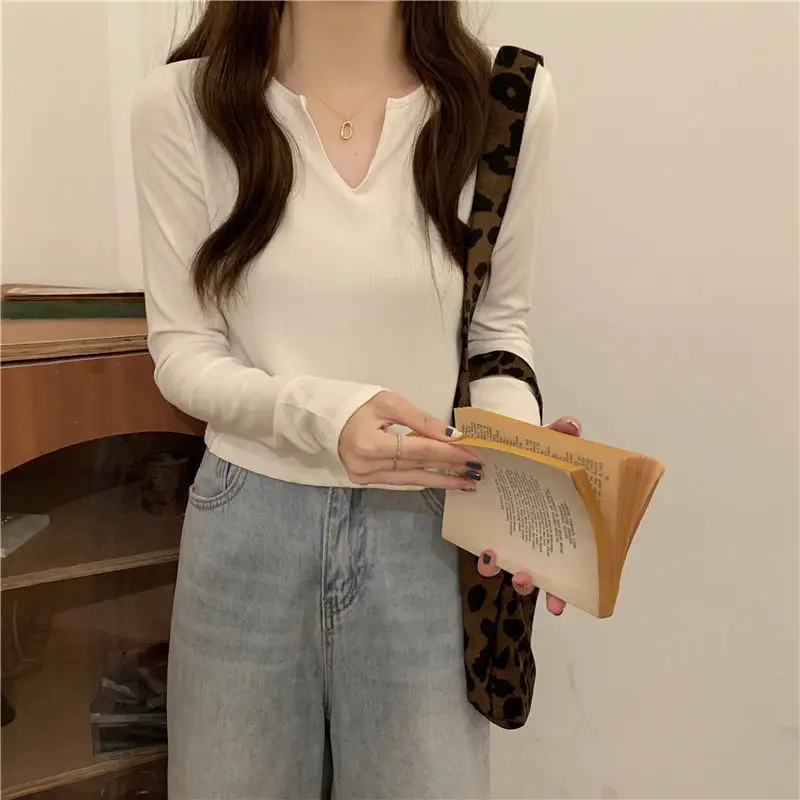 Langarm-T-Shirt mit V-Ausschnitt für Damen im Herbst. Neues, schlankes, vielseitiges Hemdoberteil im koreanischen Stil