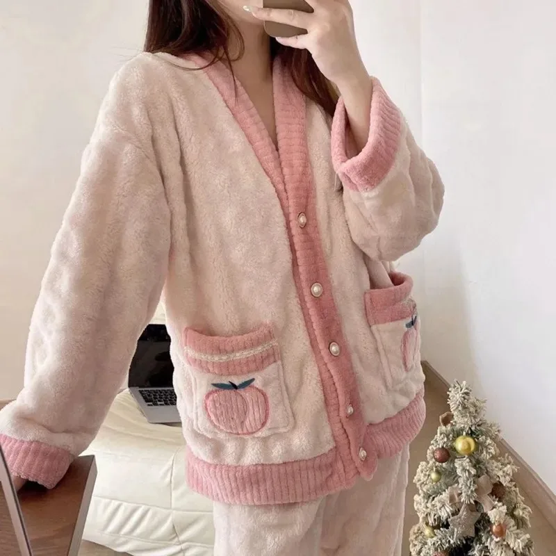 Conjunto de pijama con estampado de fresas para mujer, ropa de dormir de terciopelo polar, traje de Casa esponjoso, ropa de noche cálida coreana,