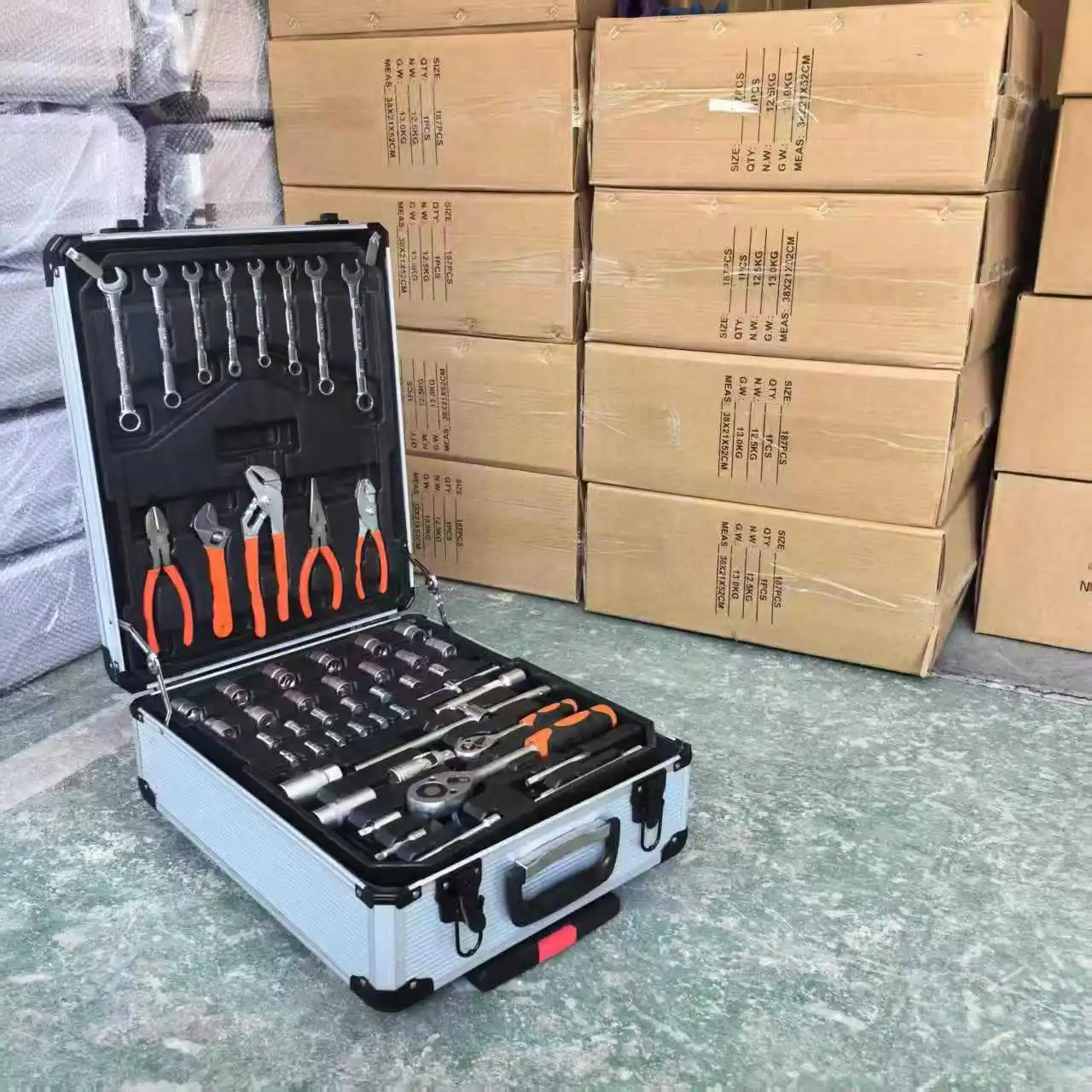 187 Piece Auto Repair Tool Set with Sockets, Ratchets and Hand Tools in a Storage Case for Car Maintenance, Garage Workshop and