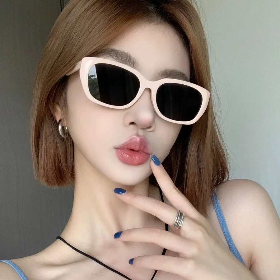New summer dopamine-pink sunglasses—UV‑protective, Instagram‑worthy, and perfect for beach photos and trendy outfits.