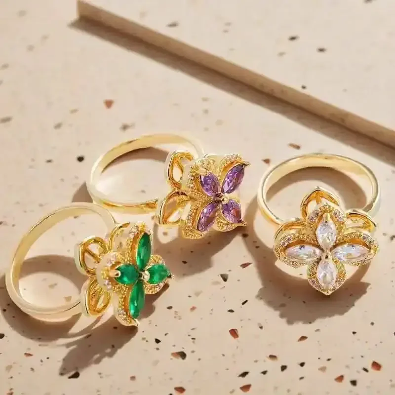 Это вращающееся кольцо с цветком четырехлистного клевера с уникальным женским дизайном и аксессуаром из 100 предметов.