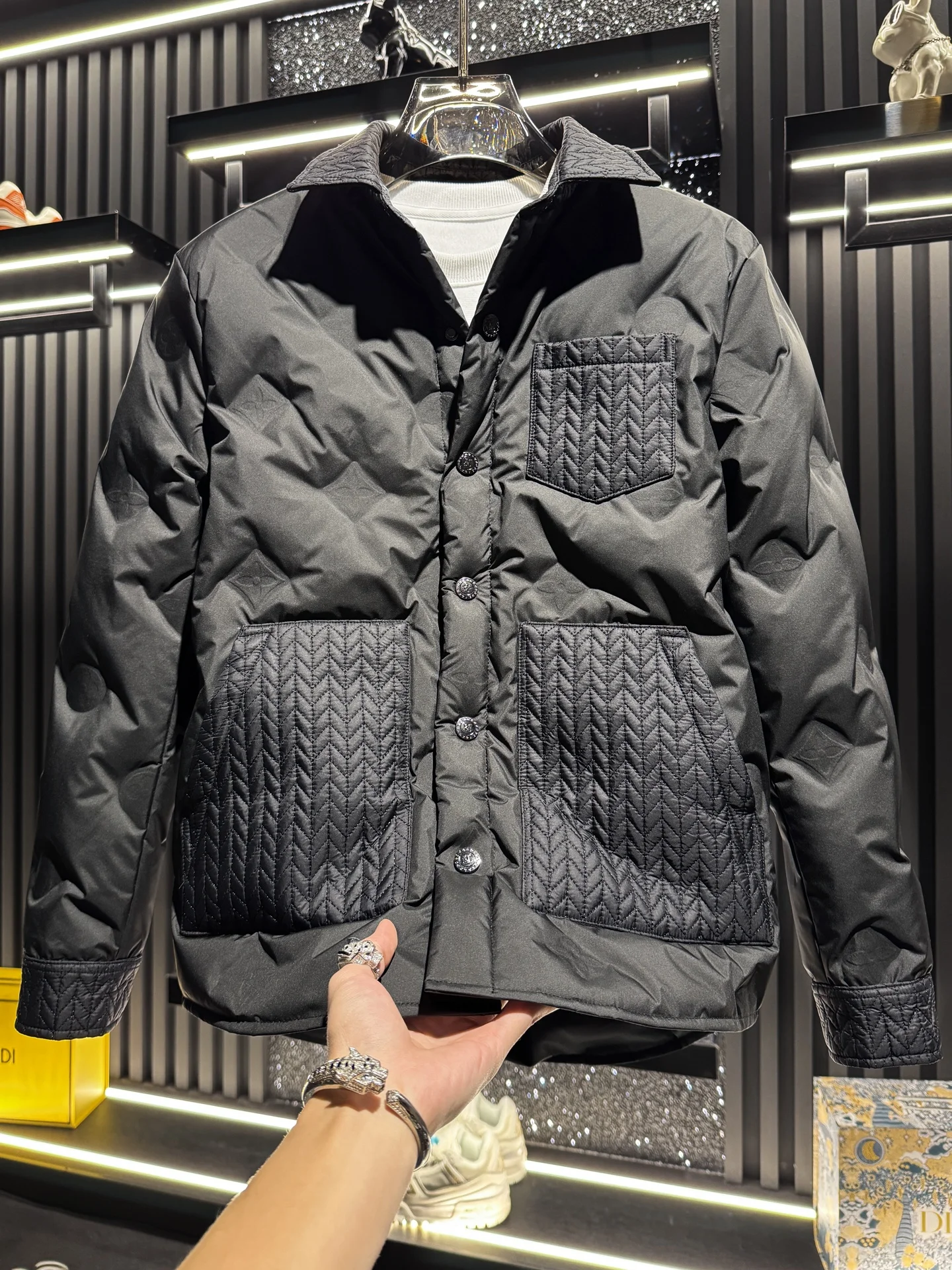 

Мужская пуховая куртка Bla 2025: Новая зимняя модная теплая модель из полиэстера с комбинированным дизайном, стандартный крой, на пуговицах