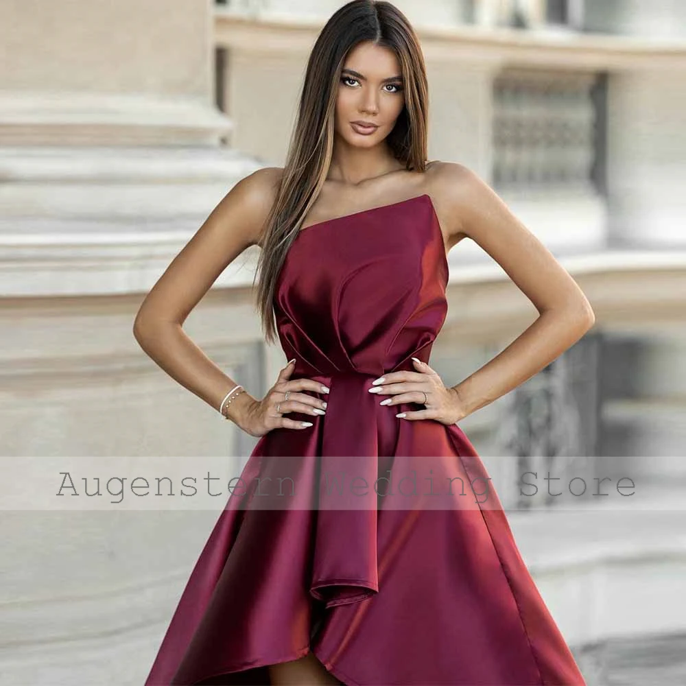 Moderne formele damesjurken Satijn A-lijn Celebrity-jurk Bordeaux Strapless Ruches Ruches Plooi Damescocktailjurk Hi-Lo