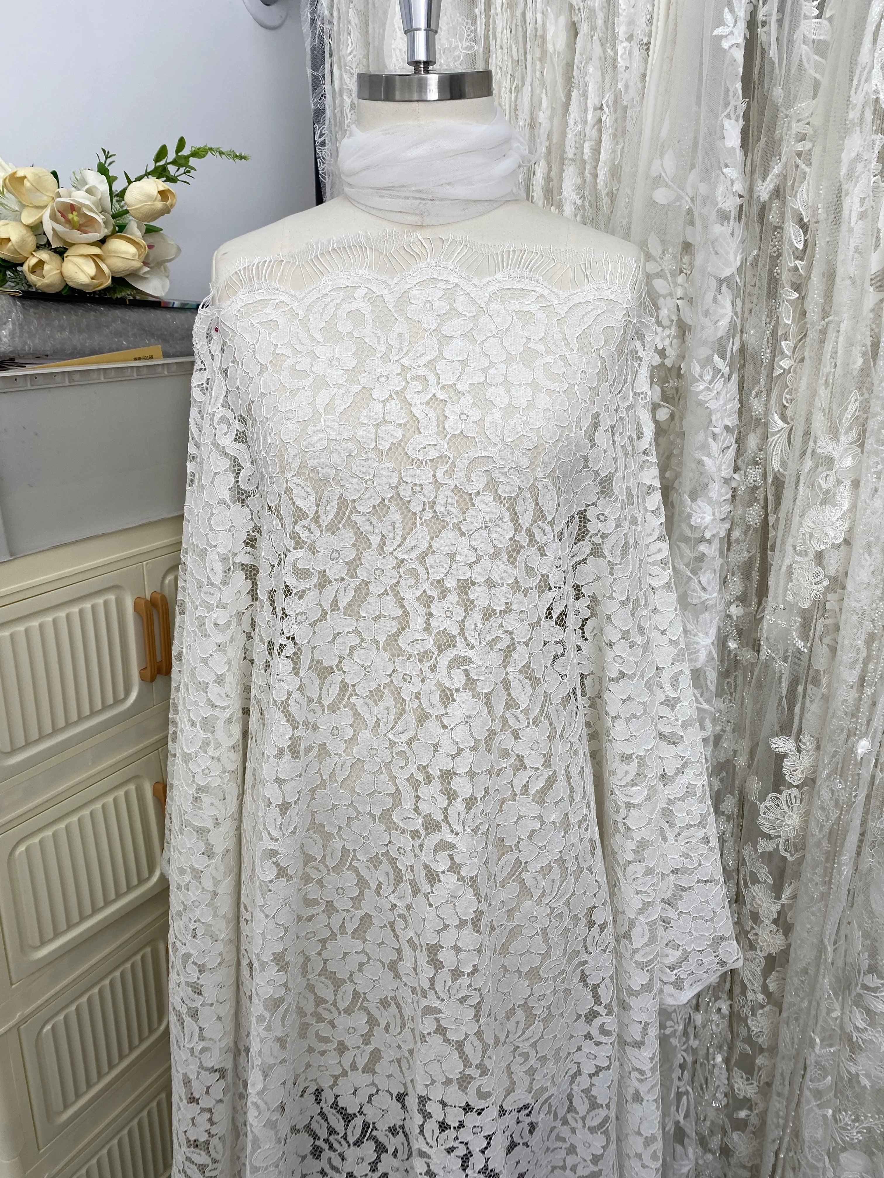 telas-de-encaje-frances-alencon-vintage-en-color-blanco-roto-con-cordon-encaje-de-pestanas-con-flores-para-vestido-de-novia-por-3-metros