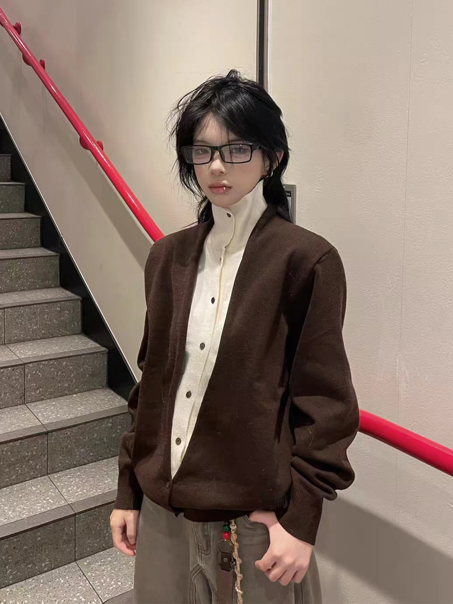 

Коричневый свитер-кардиган в стиле Old Money с высоким воротником, имитация двухслойности, цветные блоки, для повседневной носки, мужская и женская версии